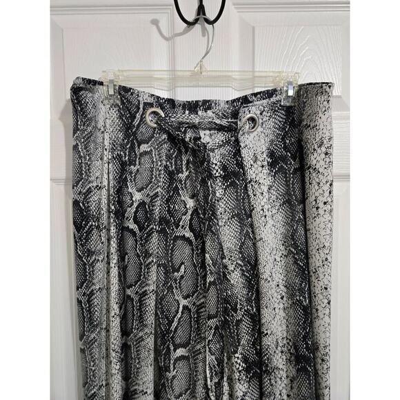 Goddess Wide Leg Pants Size 1X Snake Print Gray White Loose Fit Palazzo Poplin - Picture 4 of 12